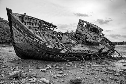 Free Destroyed Shipwreck on Shore Stock Photo