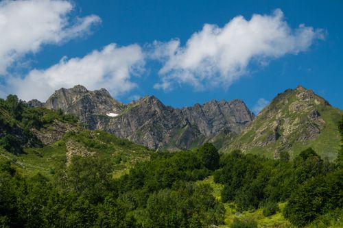 Free Majestic mountain range under a vibrant blue sky, perfect for outdoor enthusiasts and nature lovers. Stock Photo