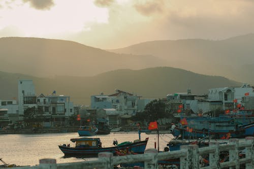 Fotos de stock gratuitas de banderas, barcos de pesca, fumar