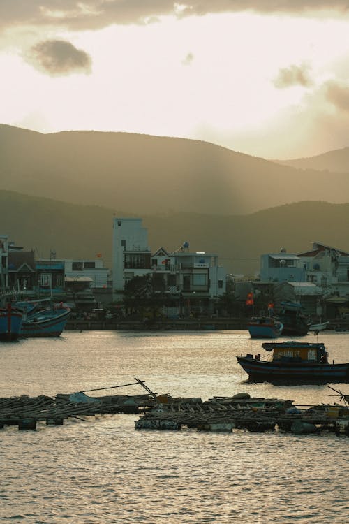 Fotos de stock gratuitas de Asia, embarcación, nubes