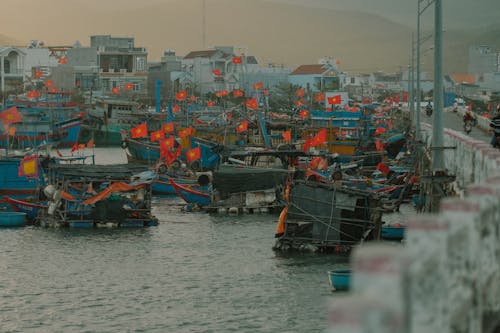 Foto d'estoc gratuïta de Àsia, banderes, barques