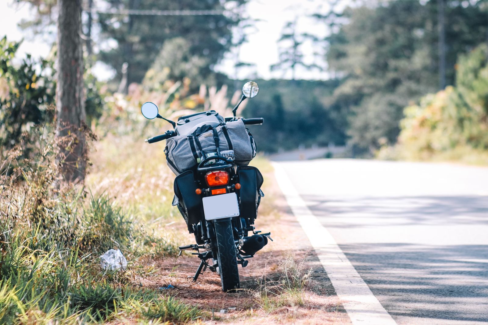 Moto garée en bord de route dans un cadre rural et paisible