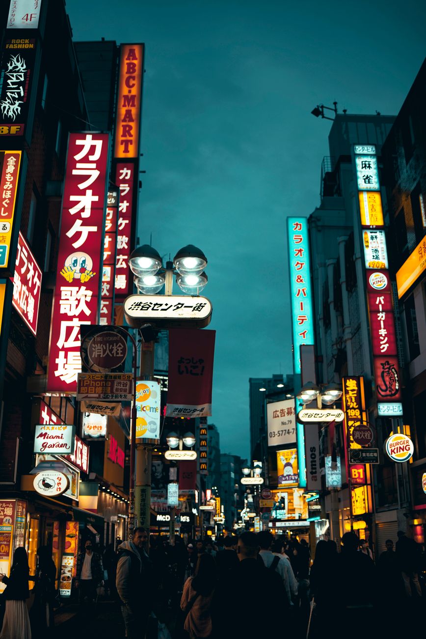 Strahlende Straße & Neon – Cyberpunk Neon Wallpaper (von Albin Ejupi, 4912×7360, #20257063)