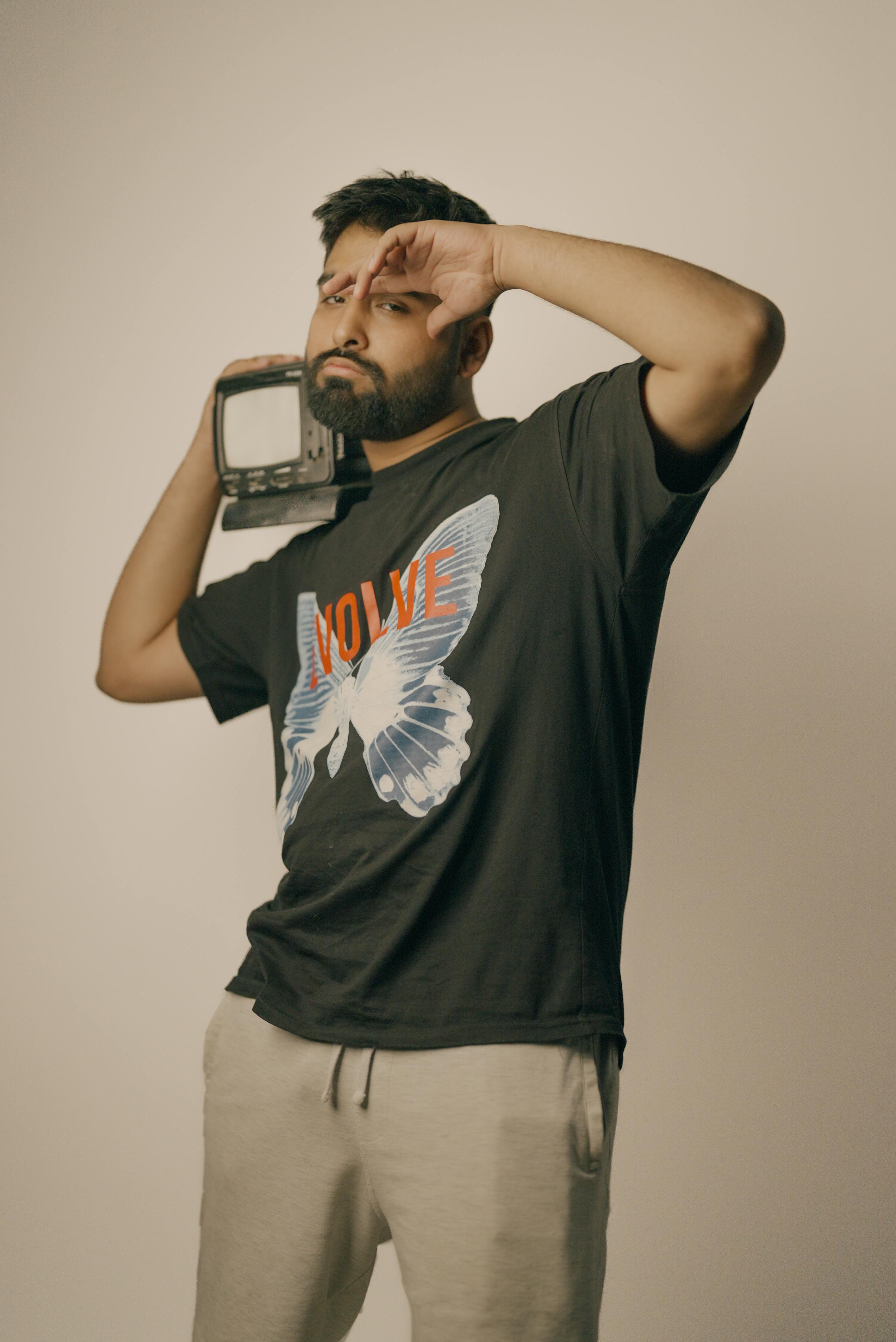 bezplatná Muž Pózuje S Malou Televizí Základová fotografie