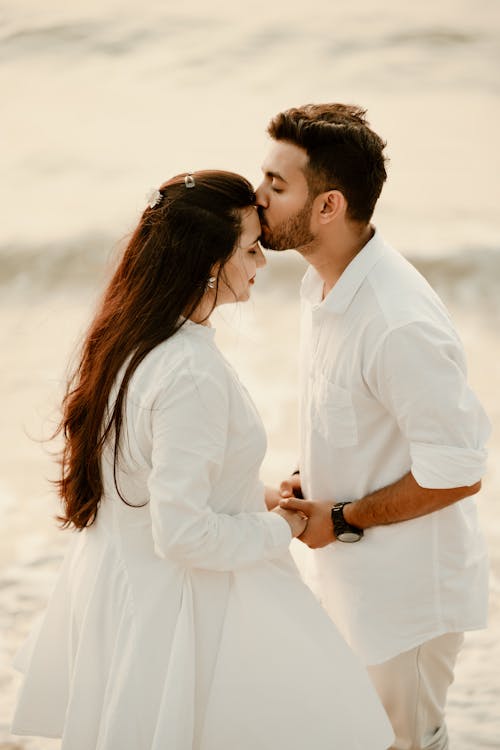 Foto profissional grátis de beijando, casal, de pé