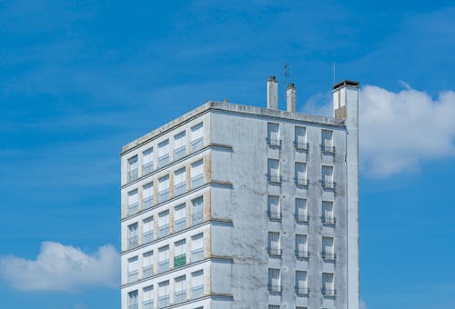 Photos gratuites de architecture moderne, bâtiment grisé, ciel bleu