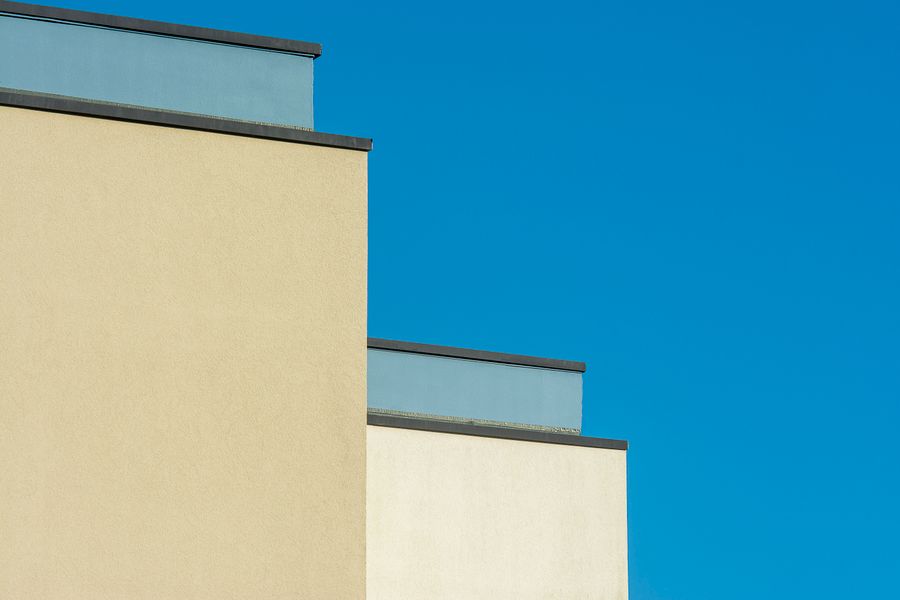 Mur minimaliste et ciel bleu
