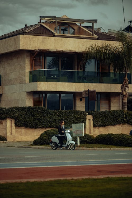 Kostnadsfri bild av gata, kvinna, moped
