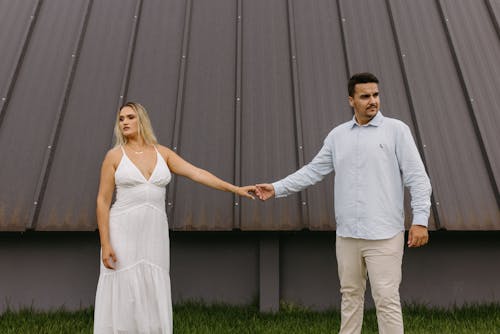 Fotos de stock gratuitas de camisa, cogidos de la mano, fotografía de moda