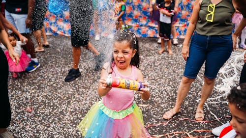 Foto profissional grátis de cabelo escuro, celebração, criança