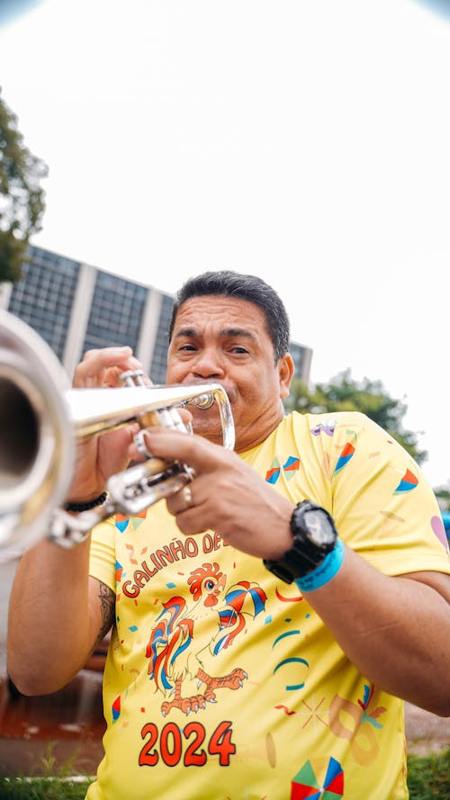 Foto profissional grátis de camisa amarela, curtição, festa