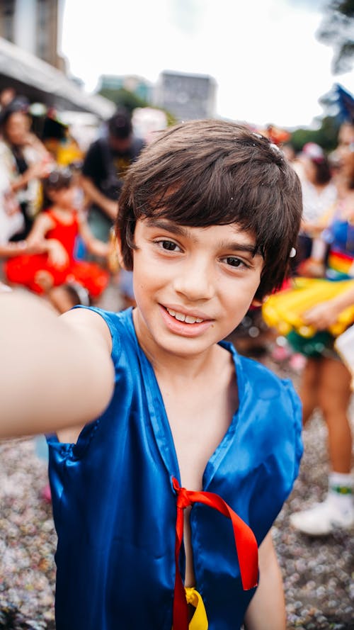 Foto profissional grátis de alegre, cabelo castanho, camisa azul