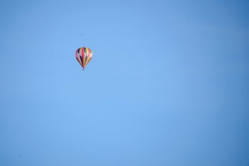 Darmowe zdjęcie z galerii z balon na gorące powietrze, błękitne niebo, kopiowanie