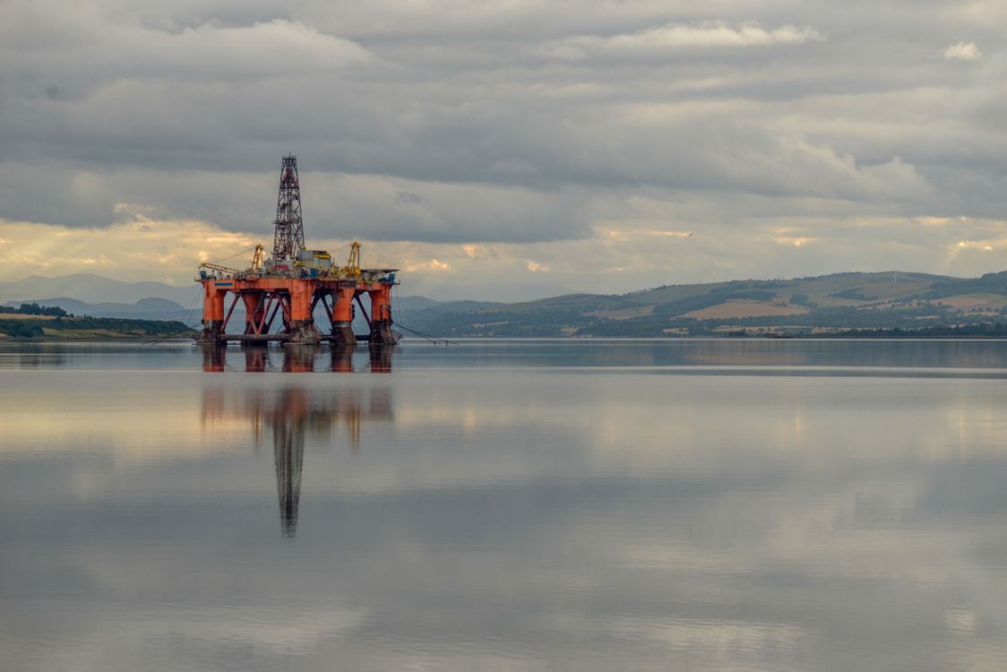 Plateforme pétrolière offshore sur une mer calme