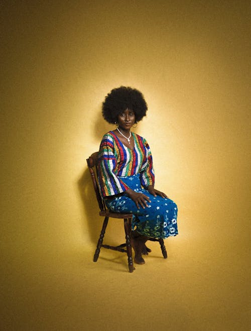 Foto profissional grátis de afro, cadeira, fotografia de moda