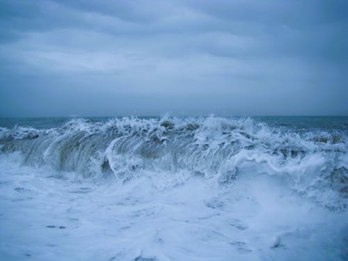 Бесплатное стоковое фото с буря, волна, живописное небо