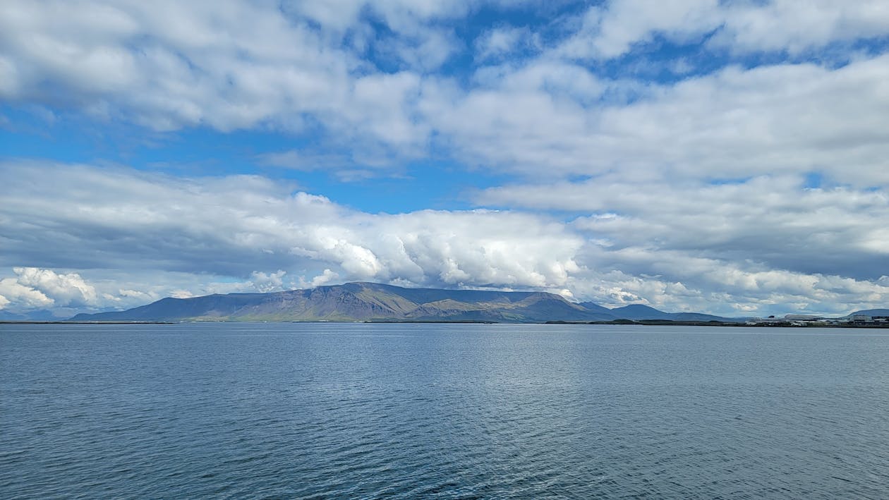 dağlar, gökyüzündeki bulutlar, İzlanda denizi içeren Ücretsiz stok fotoğraf