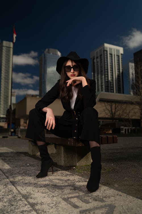 Základová fotografie zdarma na téma brunetka, černá bunda, černý klobouk