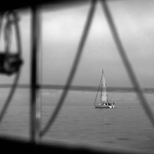 Foto profissional grátis de água, barco a vela, foco seletivo