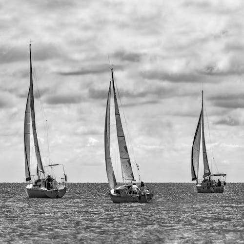 Foto profissional grátis de água, barcos a vela, céu nublado