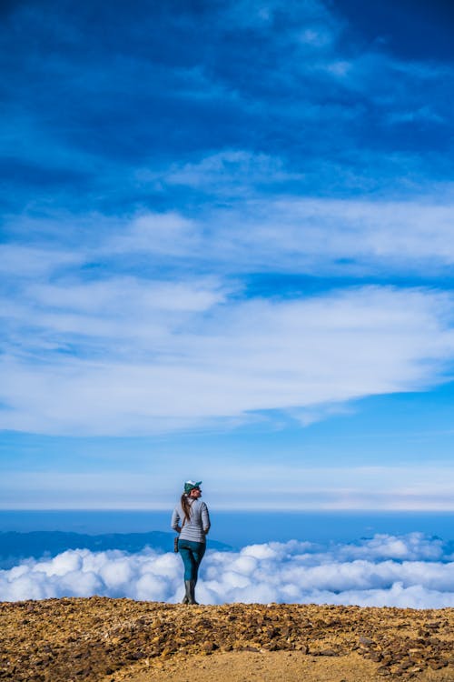 Immagine gratuita di cielo nuvoloso, donna, escursionismo