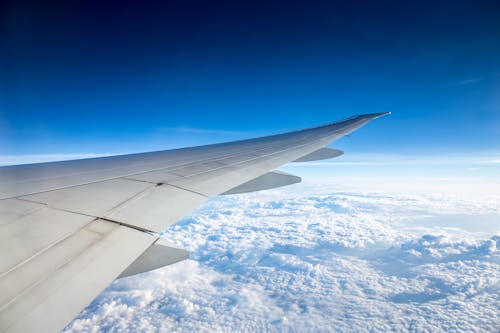 Ücretsiz Bulutlu Gökyüzü üzerinde Uçan Uçak Stok Fotoğraflar