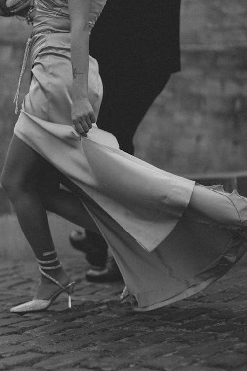 Darmowe zdjęcie z galerii z chodzenie, czarno-biały, kobieta