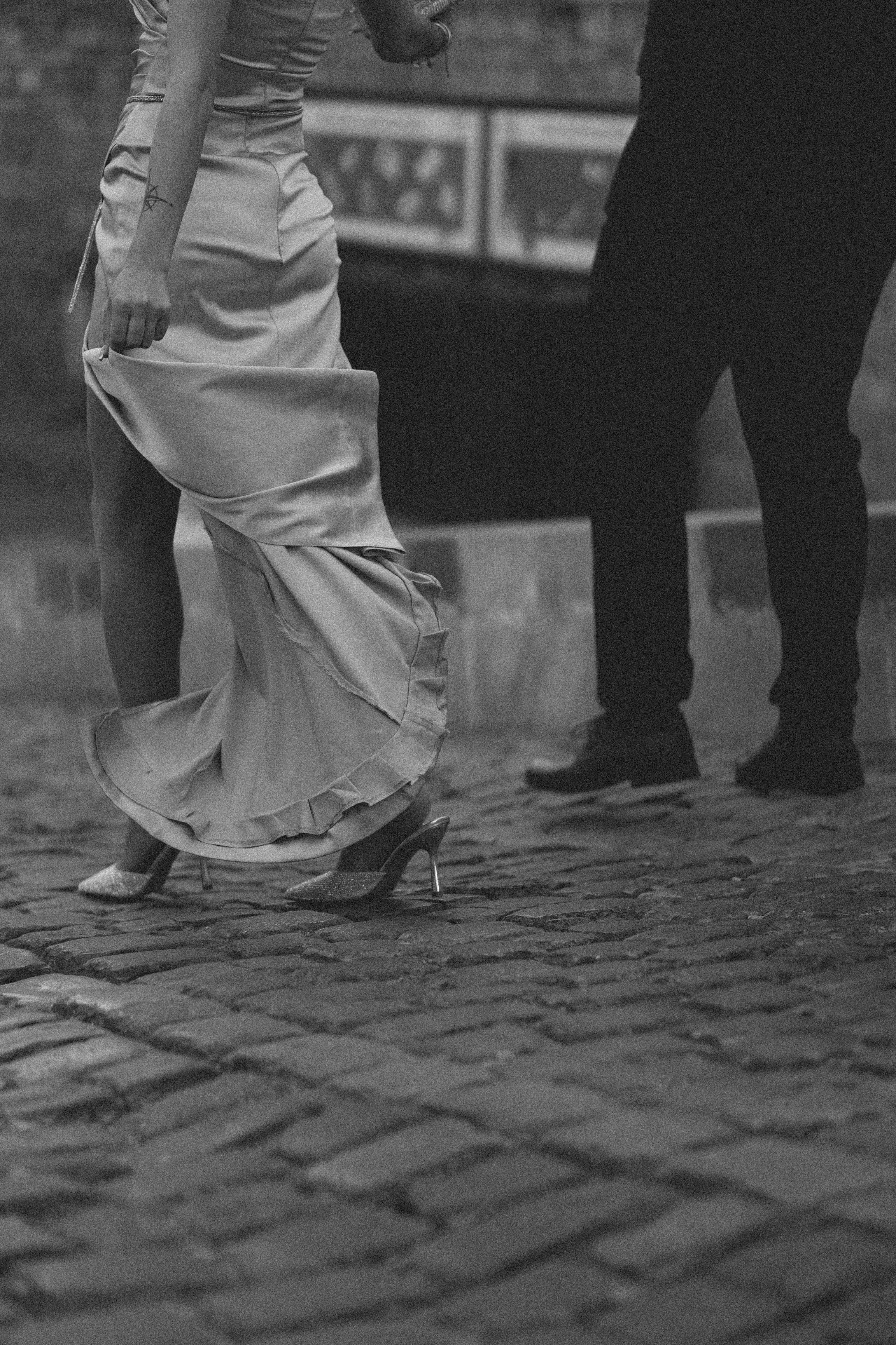 A black and white photo of a couple dancing · Free Stock Photo