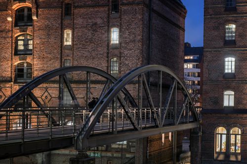 Free Kibbelstegbrücke near Speicherstadt in Hamburg, Germany at night. Iconic urban architecture. Stock Photo