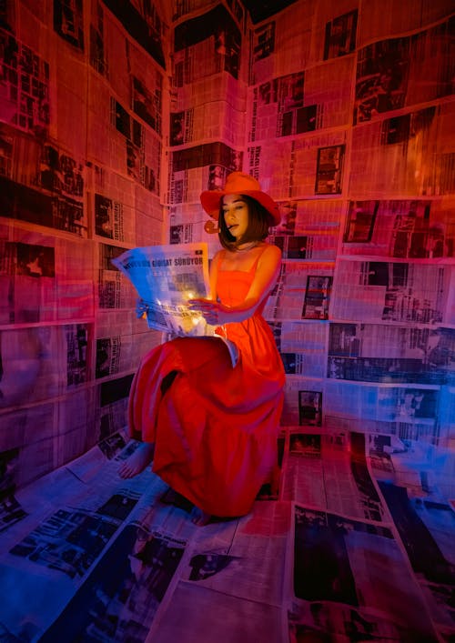 Darmowe zdjęcie z galerii z boso, czerwona sukienka, dymiący