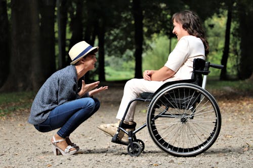 Femme Sur Fauteuil Roulant Pliant Noir