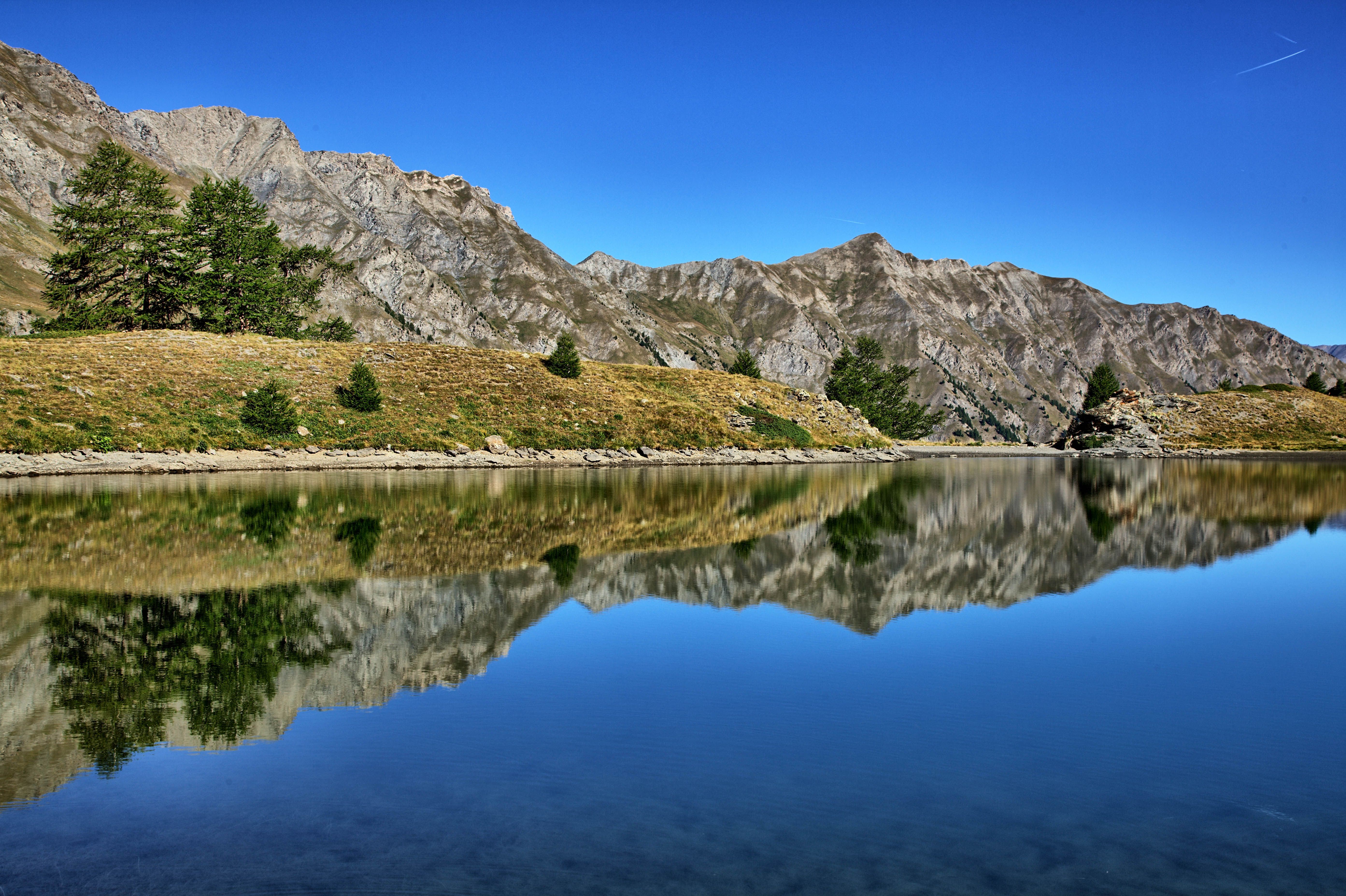 Clear Sky over Hills and Lake · Free Stock Photo