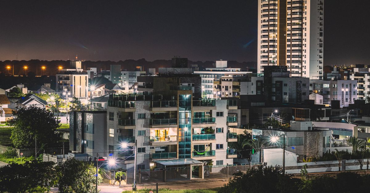 Explore o vibrante cenário urbano noturno de João Pessoa, Brasil, iluminado sob as luzes da cidade.