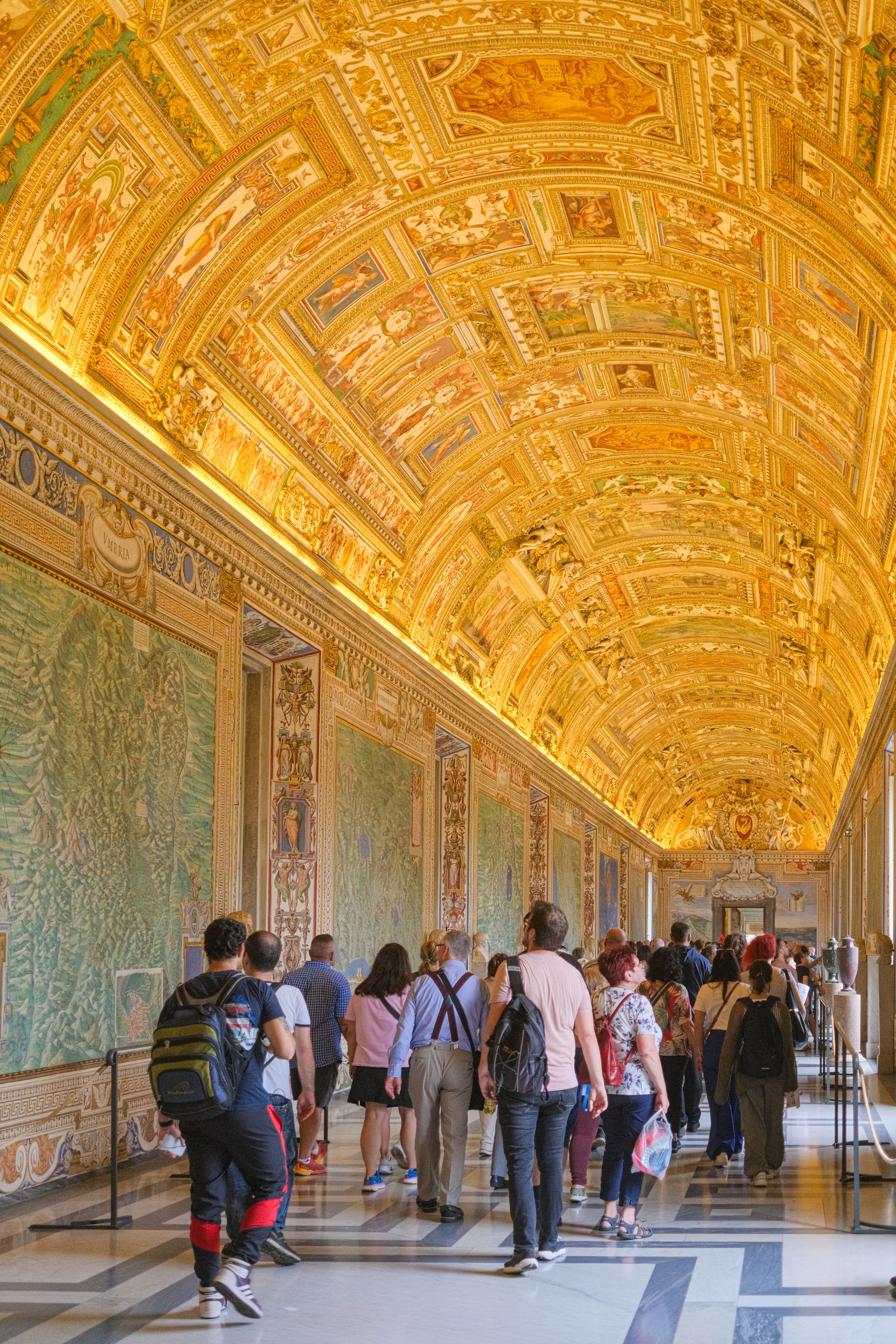 Corredor com teto pintado nos Museus do Vaticano