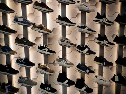 Fotos de stock gratuitas de colección de pared de zapatillas de deporte, colección de zapatillas, fondo de zapatos