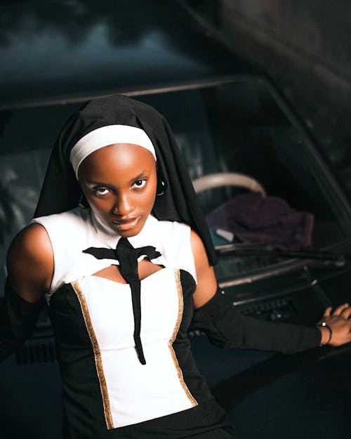 Gratis lagerfoto af afrikansk kvinde, bil, dragt