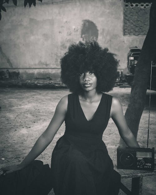 Безкоштовне стокове фото на тему «африканська жінка, вертикальні постріл, відтінки сірого»