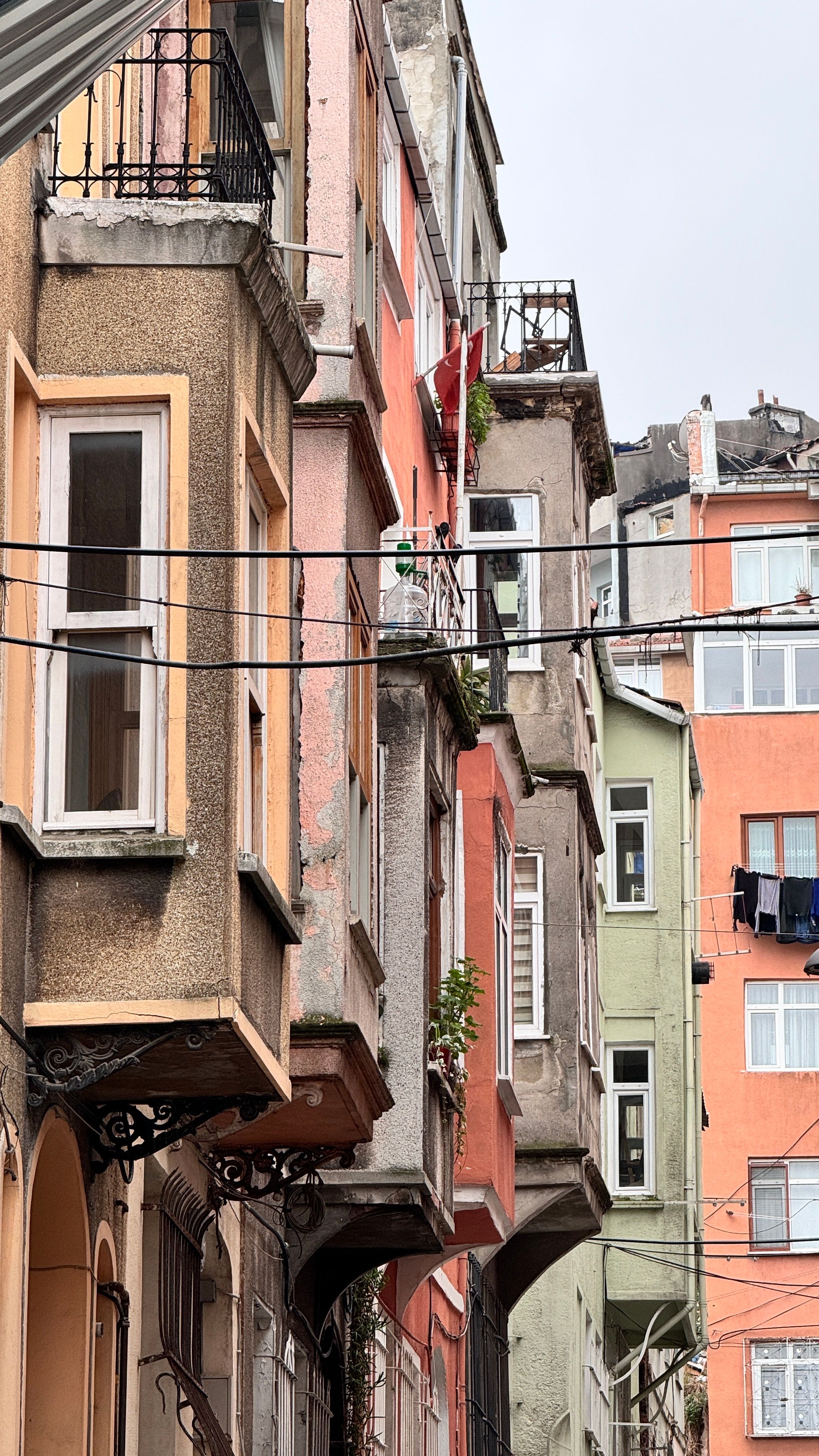 Fotomural Las vibrantes casas en Balat, Estambul, muestran una mezcla de colores y estilos arquitectónicos.