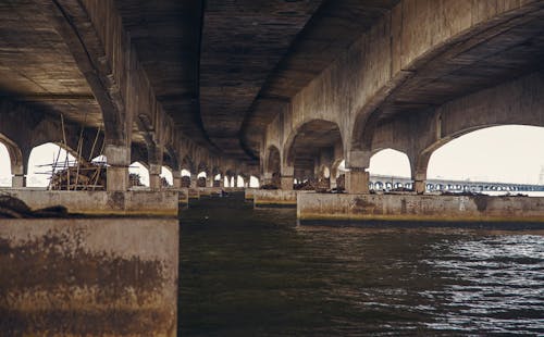 Foto profissional grátis de água, arcada, arcadas