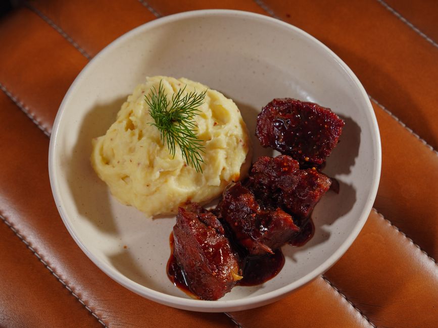 Пюре з картоплі з вершковим маслом і кропом у мисці