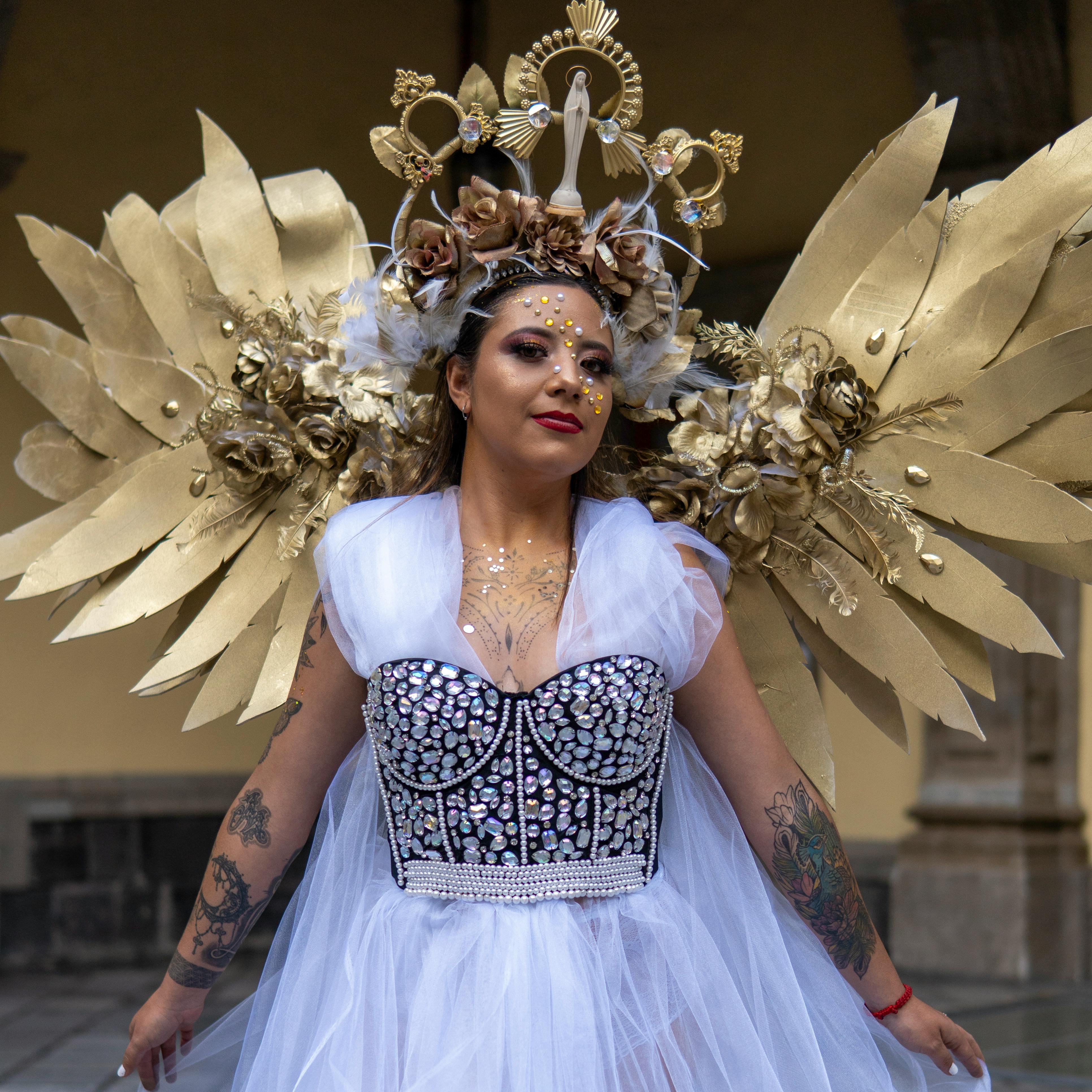 Ücretsiz altın kanatlar, altın süslemeler, Beyaz elbise içeren Ücretsiz stok fotoğraf Stok Fotoğraflar