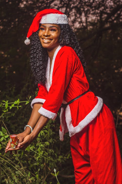 Δωρεάν στοκ φωτογραφιών με αγιοβασιλιάτικο καπέλο, Άγιος Βασίλης, γυναίκα
