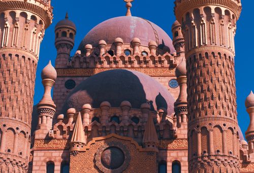 Free Close-up of the ornate Sahaba Mosque minarets and dome in Sharm El Sheikh under a clear blue sky. Stock Photo