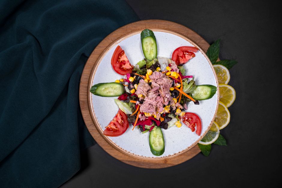 Ensalada Criolla de Lentejas con Pollo Asado Desmechado y Vegetales Frescos de Estación