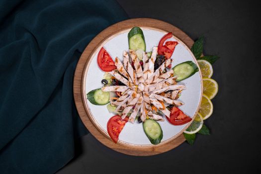 Salade de Poulet et d'Avocat avec Vinaigrette au Citron et au Tahini