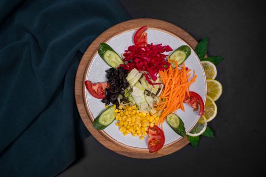 Salade de kale et de quinoa avec sauce citron-tahini