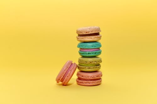 Kostenloses Stock Foto zu essensfotografie, gelbem hintergrund, macarons