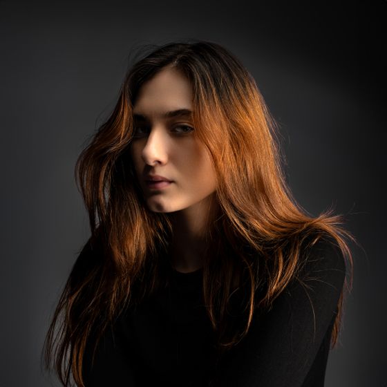 Studio portrait in warm rim light, photo by Mauricio Casas on Pexels