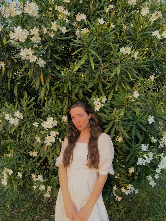 Foto stok gratis bunga-bunga, fotografi mode, gaun putih