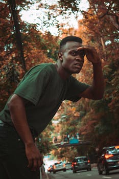 在充满活力的秋日，圣保罗的年轻人在检查交通